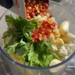 Cremiger Avocado-Feta-Dip in einer Schüssel mit frischen Kräutern garniert