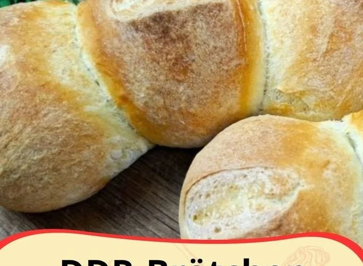 Knusprige goldbraune DDR-Brötchen frisch aus dem Ofen