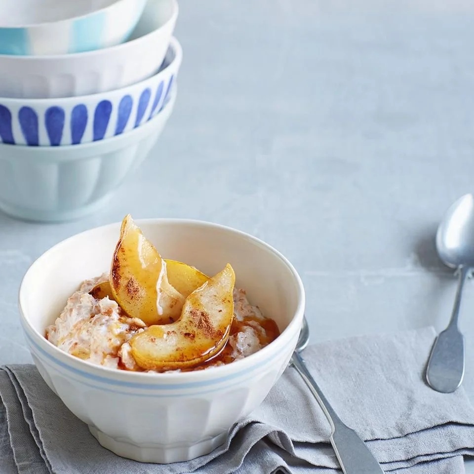 Schüssel mit Dinkelbrei, gesundes Frühstück, nahrhaftes Rezept