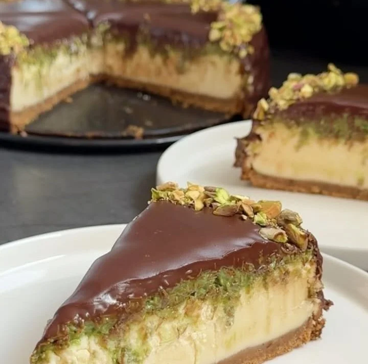 Dubai Stil Käsekuchen mit cremigem Belag und frischer Dekoration