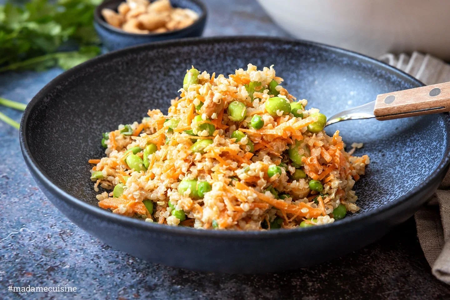 Schüssel mit edamame quinoa salad, gesund und lecker für jede Mahlzeit