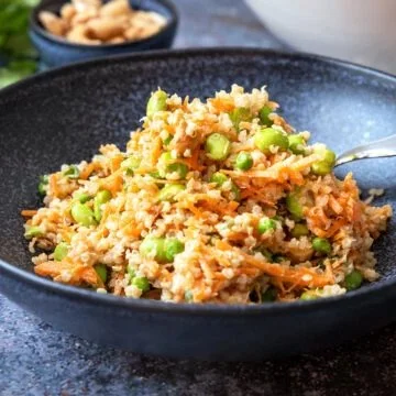 Delikater Edamame-Quinoa-Salat mit frischen Zutaten und bunten Gemüsesorten