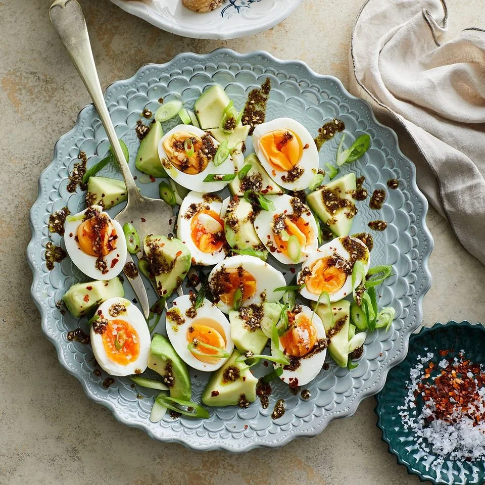 Eier Avocados mit Zatar auf einem Teller serviert, gesund und lecker.