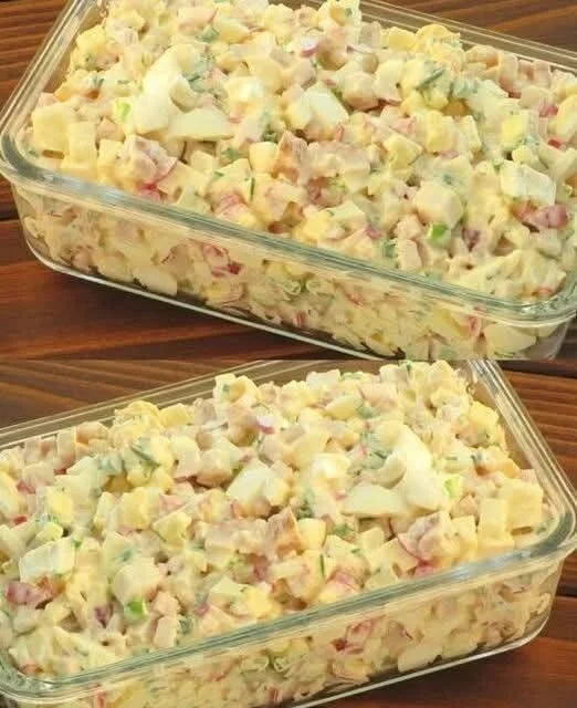 Traditioneller Eiersalat aus DDR-Zeiten in einer Schüssel serviert.