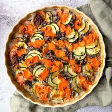 Ein köstliches einfaches Gemüsegratin mit buntem Gemüse und Käse überbacken.