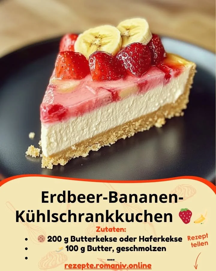 Erdbeer-Bananen-Kühlschrankkuchen auf einem Teller mit frischen Erdbeeren dekoriert.
