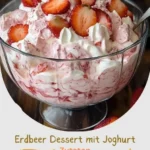 Erdbeer Dessert mit Joghurt garnished mit frischen Erdbeeren und Minze