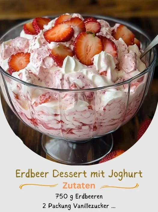 Erdbeer Dessert mit Joghurt garnished mit frischen Erdbeeren und Minze