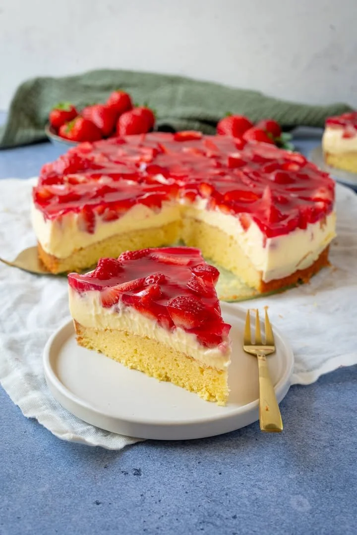 Erdbeer-Schmandkuchen mit frischen Erdbeeren und Schmand-Topping