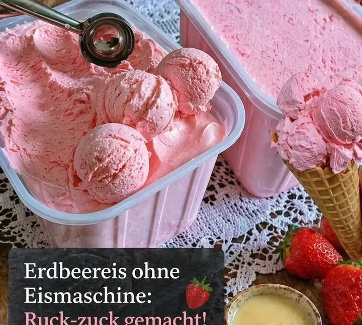 Erdbeereis ohne Eismaschine in einer Schale serviert