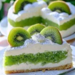 Erfrischende Kiwi Torte mit frischen Kiwis und Sahne auf einem Biscuitboden
