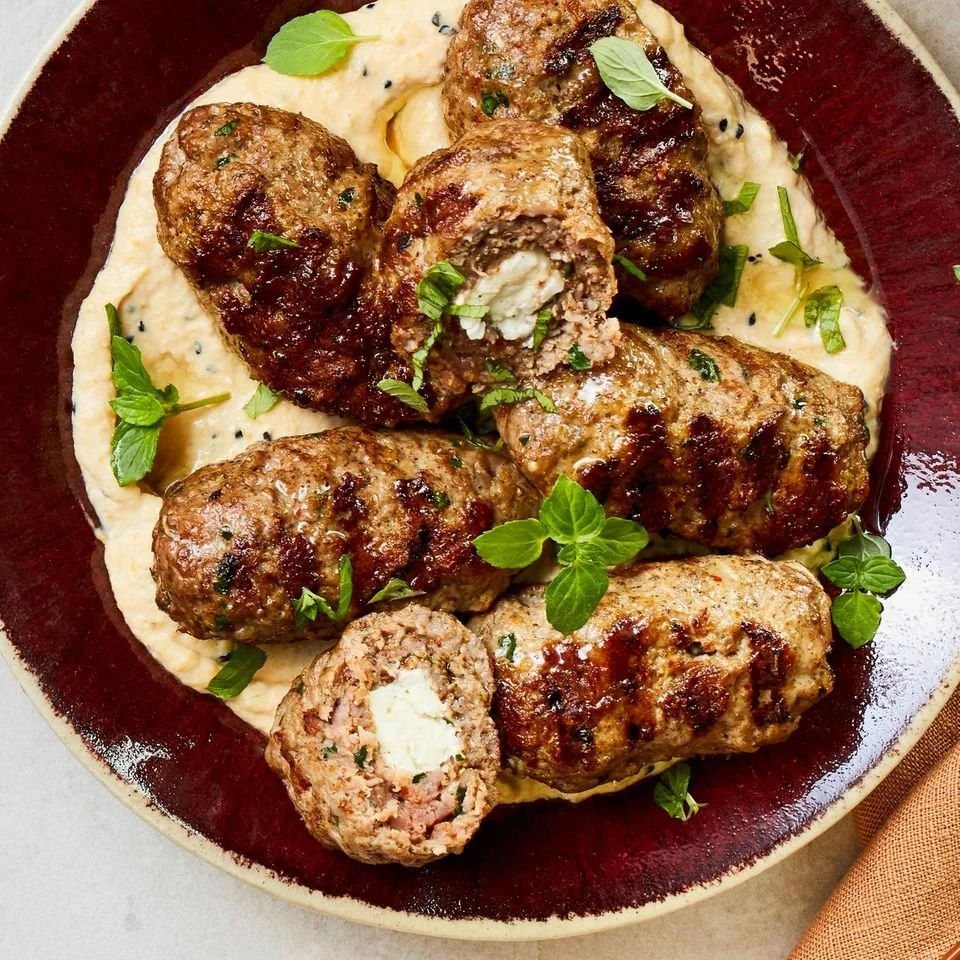 Feta-Koefte mit Tahini-Creme und Pimientos auf einem Teller präsentiert
