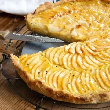 Französische Apfeltarte mit frischen Äpfeln und goldbraunem Teig