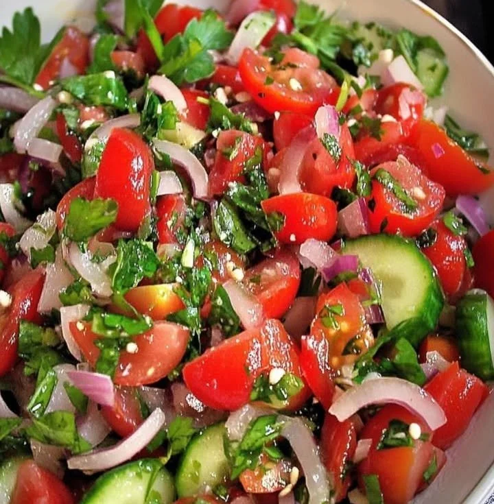 Frischer Türkischer Tomatensalat mit aromatischen Gewürzen und frischen Zutaten