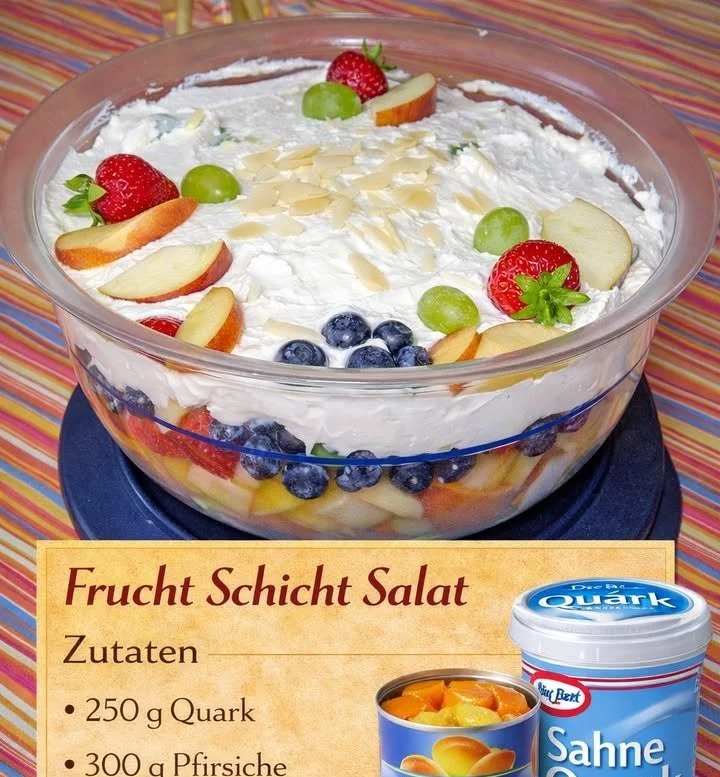 Frucht Schicht Salat mit bunten Früchten und Joghurt