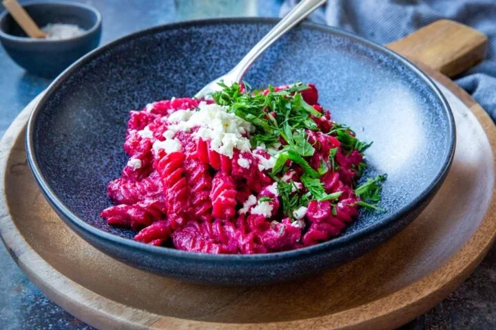 Fusilli mit Rote-Bete-Pesto auf einem Teller serviert