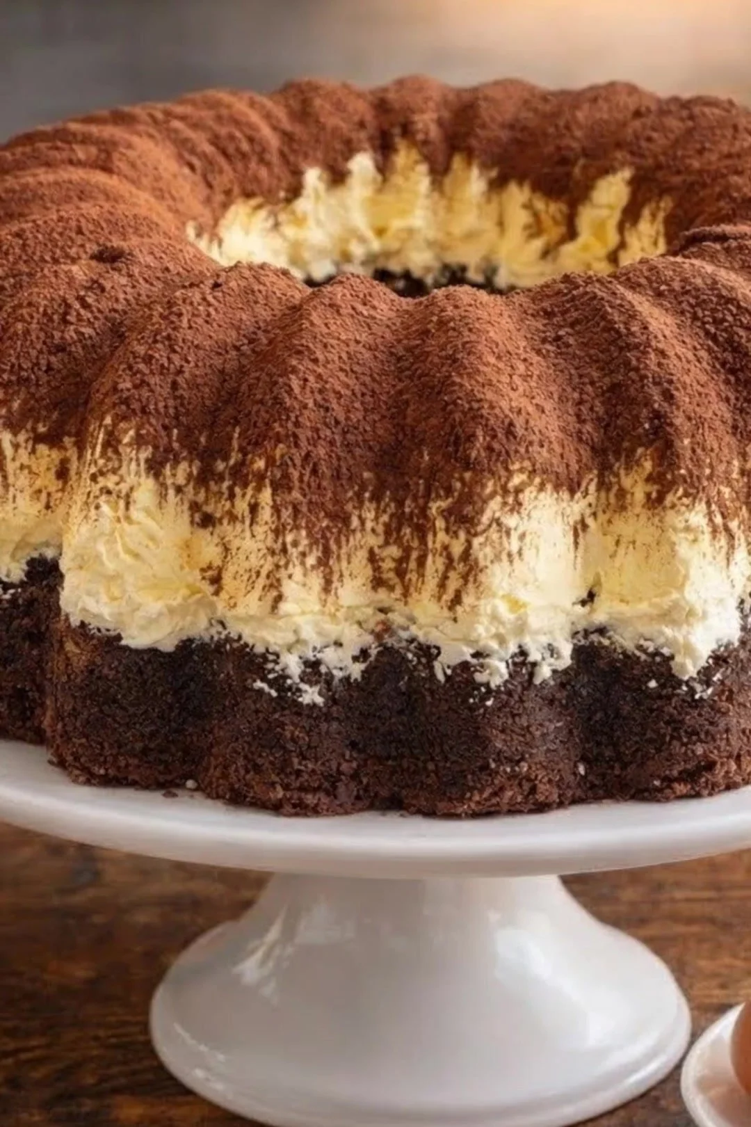 Leckerer gebackener Tiramisu-Gugelhupf mit Schokoladengeschmack und Creme