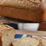 Gesundes Haferbrot mit Quark, ohne Hefe und ohne Mehl, frisch gebacken.