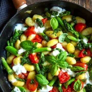 Gnocchi mit grünem Spargel und wildem Knoblauch-Pesto auf einem Teller
