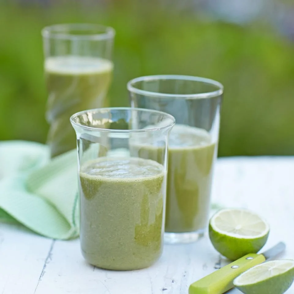 Grüner Smoothie mit frischen Zutaten in einem Glas