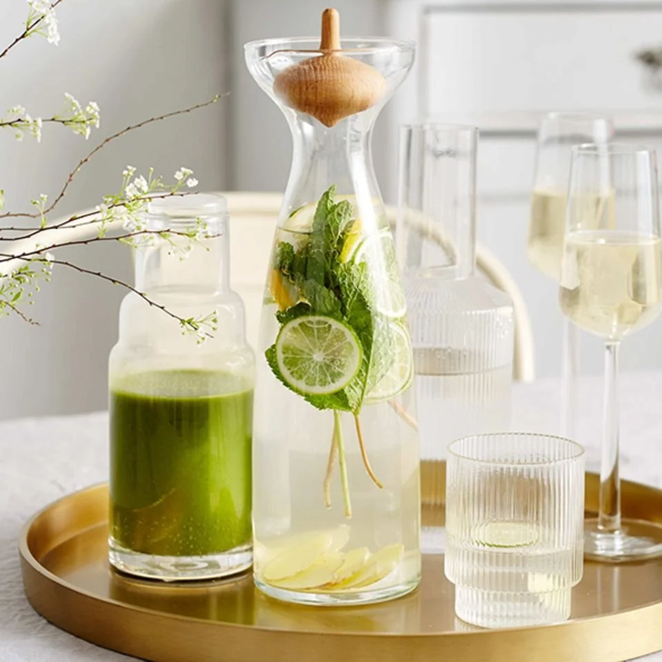 Ein erfrischender Grüner Smoothie mit Obst und Gemüse in einem Glas