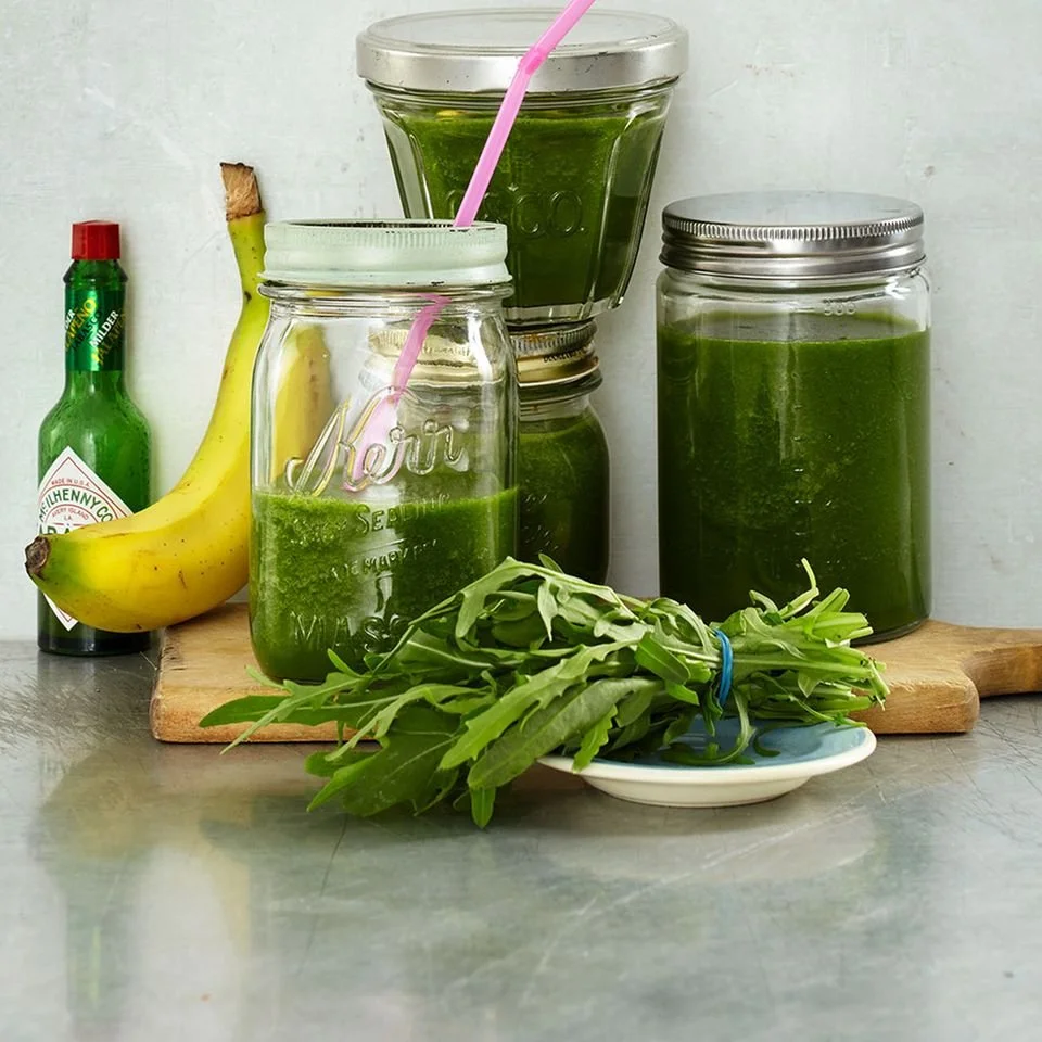 Ein erfrischender Grüner Smoothie aus Spinat, Banane und Apfel in einem Glas.