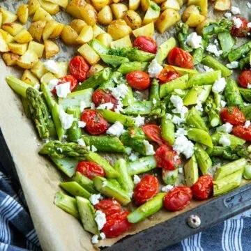 Gerösteter grüner Spargel aus dem Ofen, serviert auf einem Teller