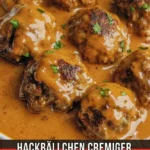Hackbällchen in cremiger Paprikasauce serviert auf einem Teller