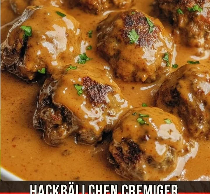 Hackbällchen in cremiger Paprikasauce serviert auf einem Teller