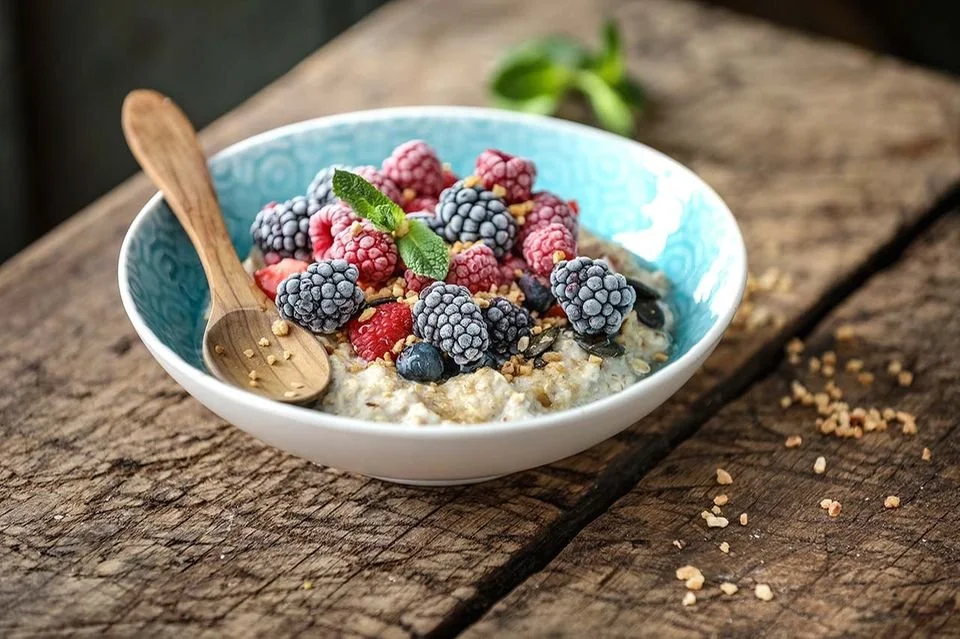 Schüssel mit Haferbrei und Overnight Oats, gesundes Frühstücksrezept.