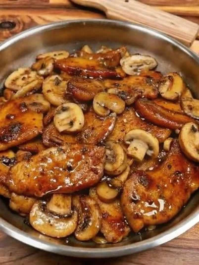 Hähnchen Champignonsfanne mit frischen Zutaten in einer Pfanne