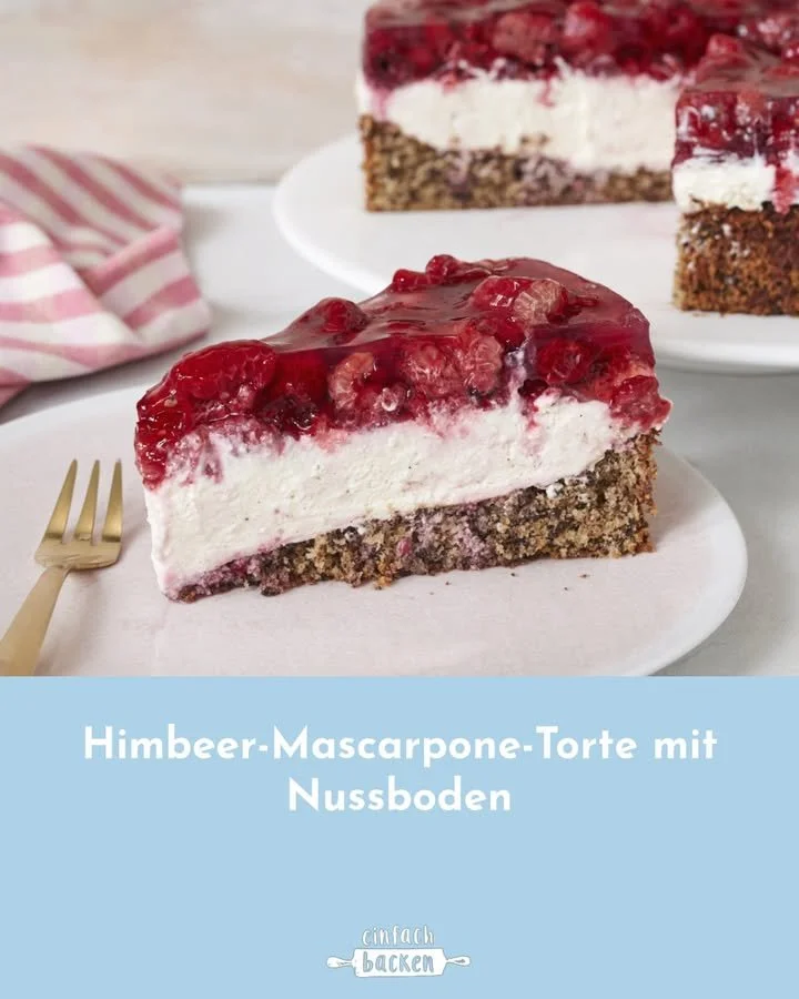 Himbeer-Mascarpone-Torte mit Nussboden auf einem Teller