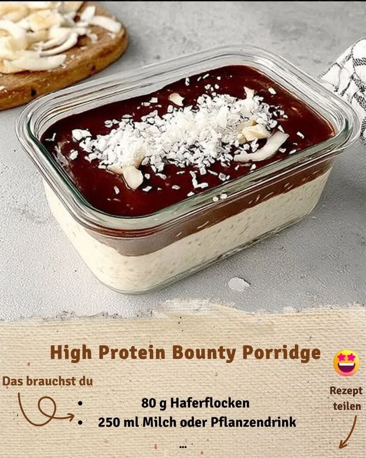 Protein Bounty-Porridge mit Übernacht-Haferflocken in einer Schüssel