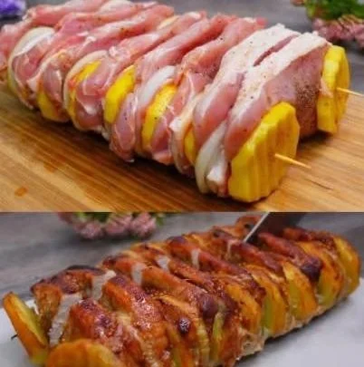 Ofen gebackene Schweinespieße auf einem Teller, lecker gewürzt und serviert.