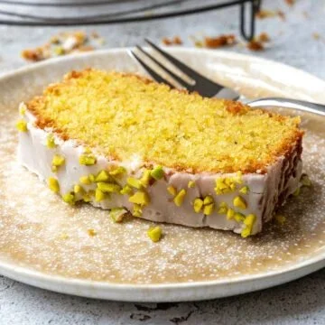 Saftiger Pistazien-Orange-Kuchen mit Kardamom auf einem Teller