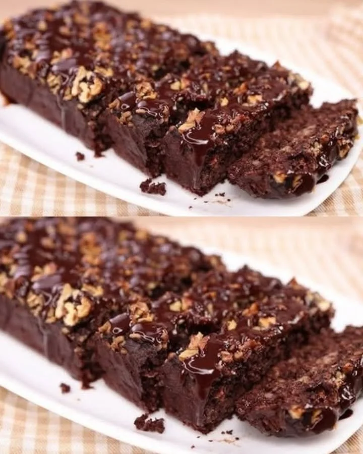 Gesunder mehlfreier Kuchen mit Kakao, Banane und Haferflocken auf einem Teller