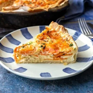 Karotten-Quiche mit frischen Karotten und Kräutern, perfekt für ein gesundes Abendessen.
