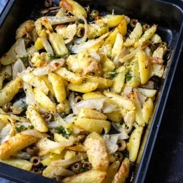 Überbackenes Kartoffel-Fenchel Gemüse aus dem Ofen mit Käse und Gewürzen.