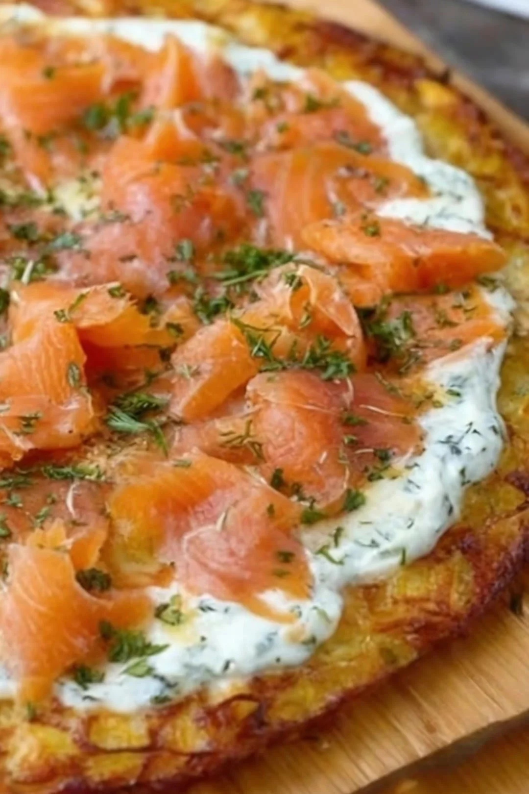 Kartoffel-Lachs-Pizza mit frischem Lachs und knusprigen Kartoffeln