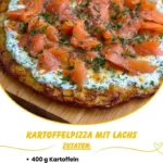 Leckere Kartoffelpizza mit Lachs, serviert auf einem rustikalen Holzbrett.