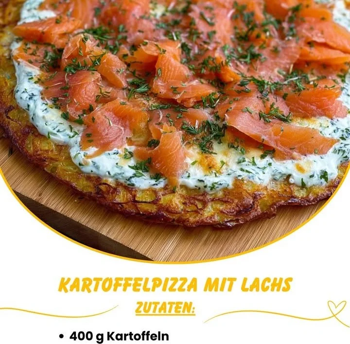 Leckere Kartoffelpizza mit Lachs, serviert auf einem rustikalen Holzbrett.