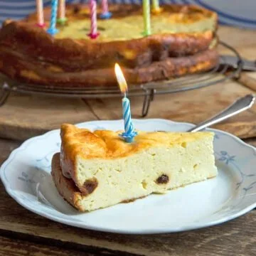 Käsekuchen ohne Boden mit cremiger Füllung und dekorativer Garnitur