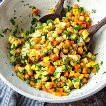 Kicherbissalat mit Halloumi auf einem bunten Teller serviert.
