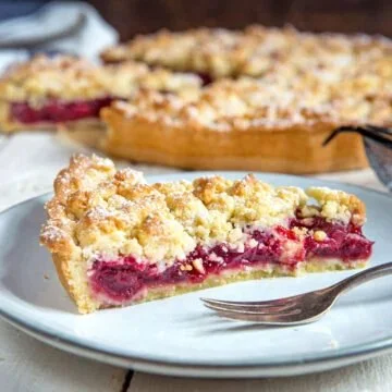 Köstlicher Kirsch-Streusel-Kuchen mit frischen Kirschen und goldbraunem Streuselbelag.