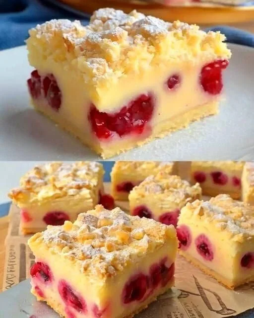 Kirschkuchen mit Streuseln und Vanillepudding auf einem Teller serviert