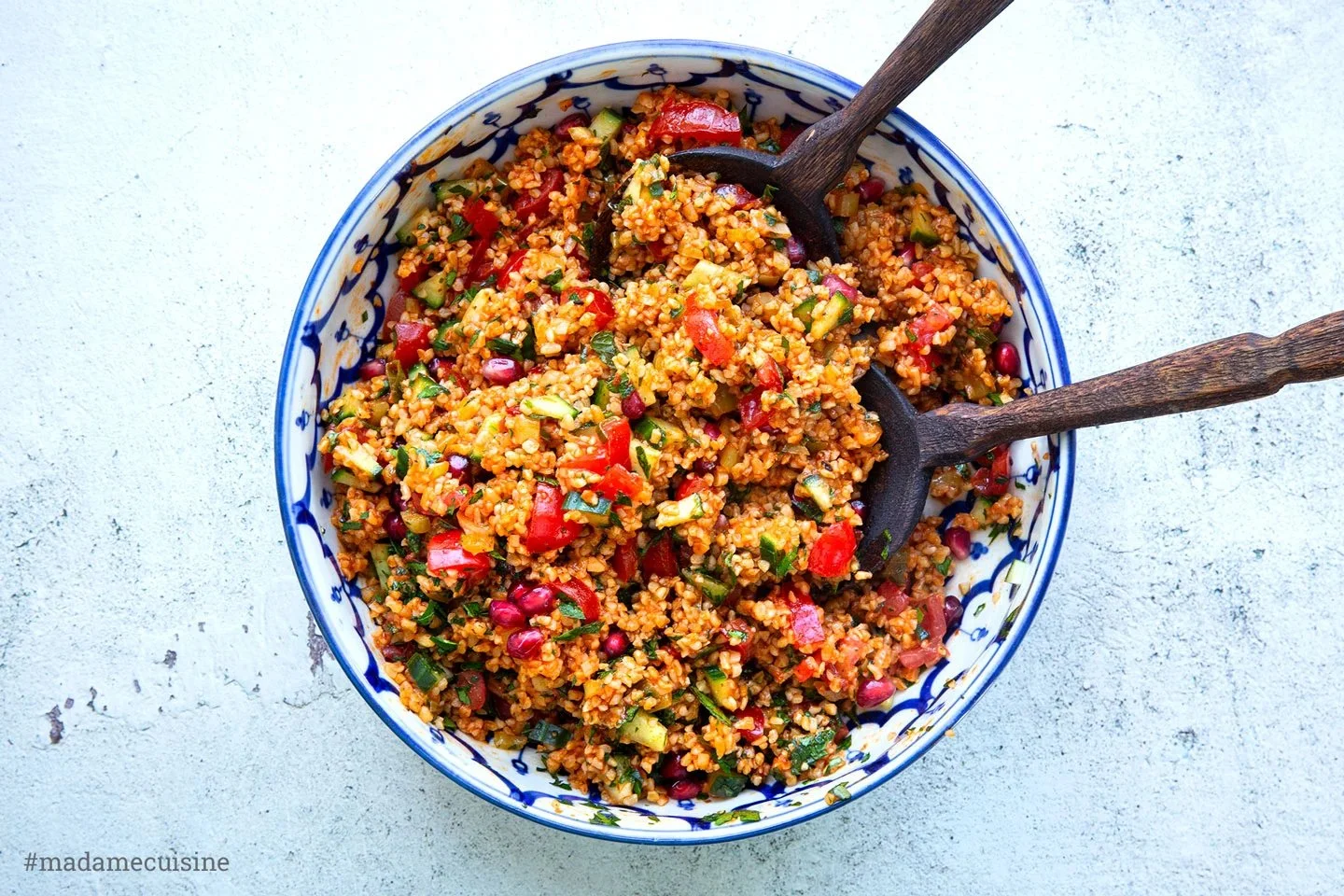 Kisir, ein traditioneller türkischer Bulgur-Salat mit frischen Zutaten