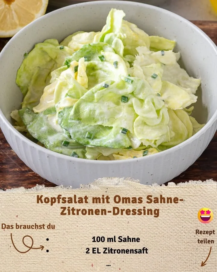 Kopfsalat mit Omas Sahne-Zitronen-Dressing serviert auf einem schönen Teller