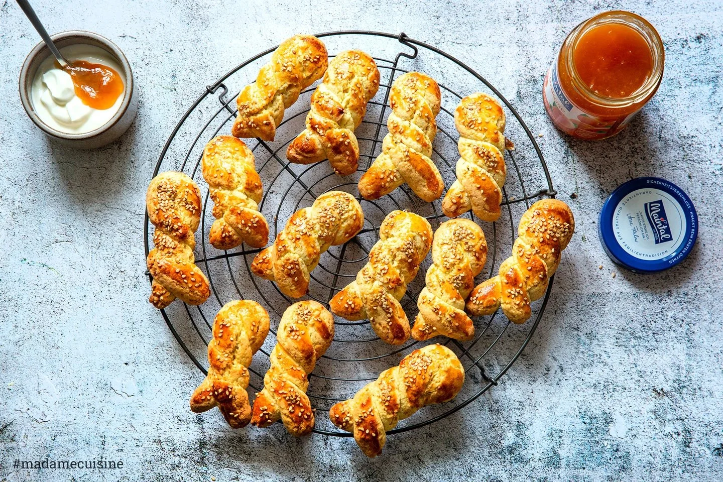 Koulourakia - traditionelle griechische Osterkekse frisch gebacken