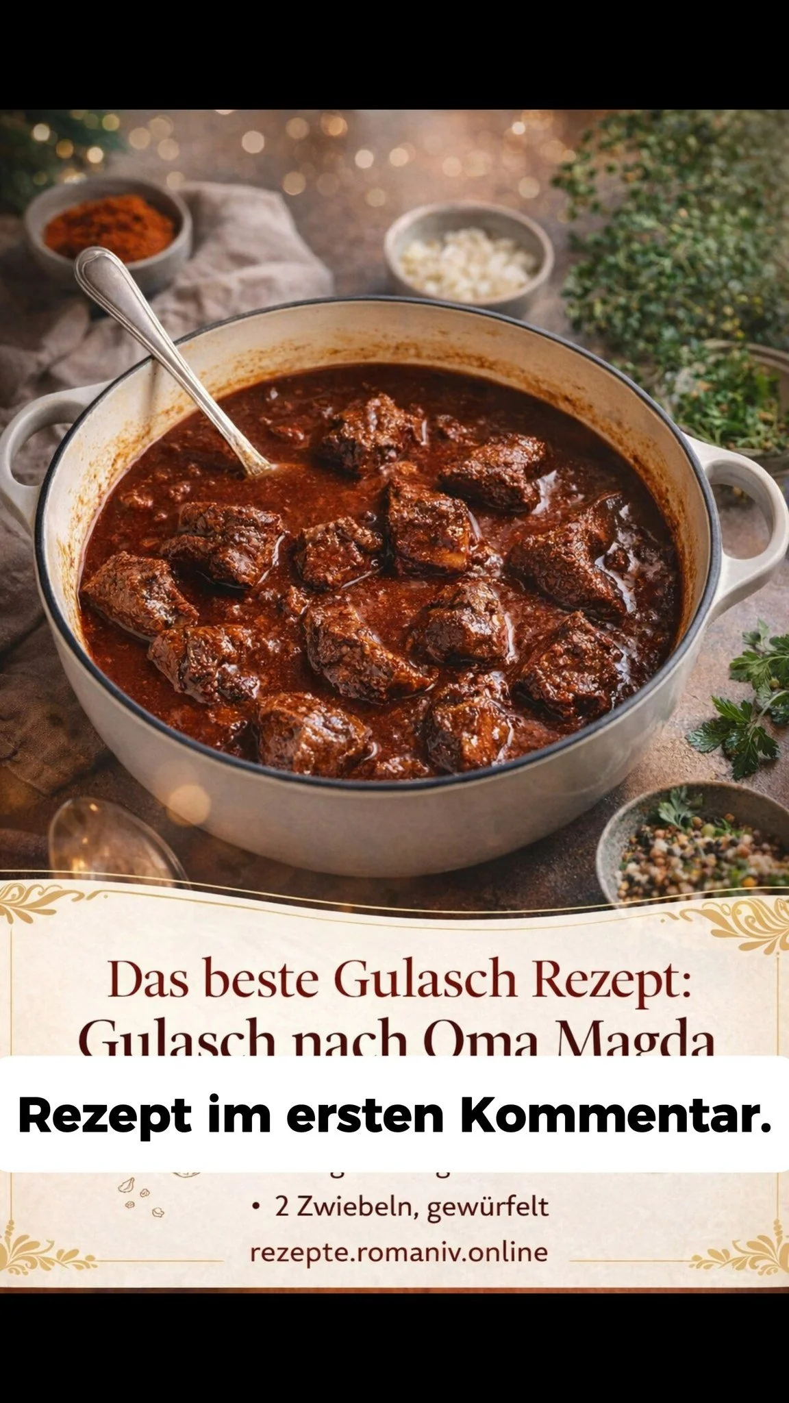 Langsam geschmortes Gulasch in einem Topf, kräftig gewürzt und servierfertig.