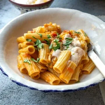 Leckere Lauch-Tomaten-Pasta mit Weißwein auf einem Teller serviert